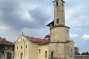 Il battistero e la parrocchiale (foto di Laurom)